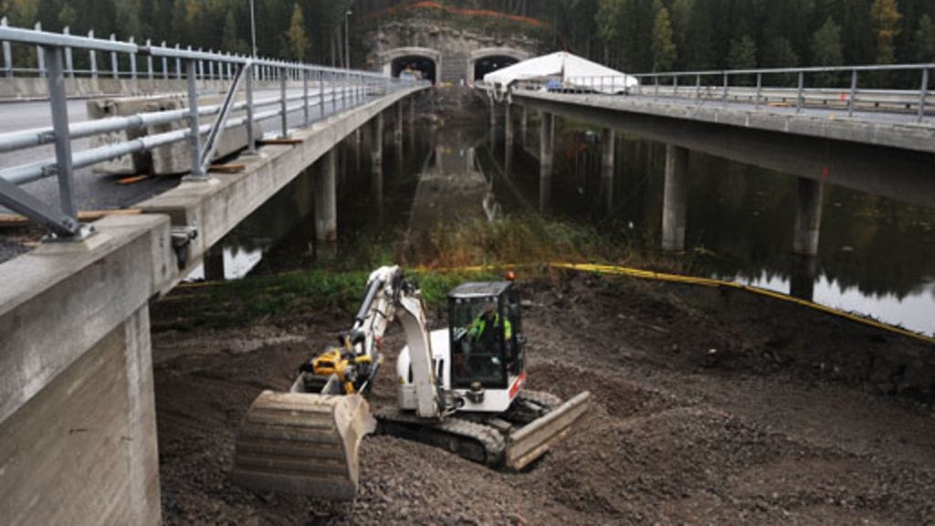 Lohja-Muurla-moottoritieosuutta esiteltiin lehdistölle Nummi-Pusulassa 18. syyskuuta 2008, taustalla Pitkämäen tunneli. Helsinki-Turku-moottoritien viimeinen osuus avataan liikenteelle marraskuussa. Kuva: Lehtikuva