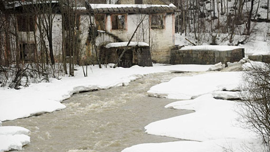 Vesi virtaa Vantaankoskessa Vantaalla 29. maaliskuuta 2010 (Lehtikuva)