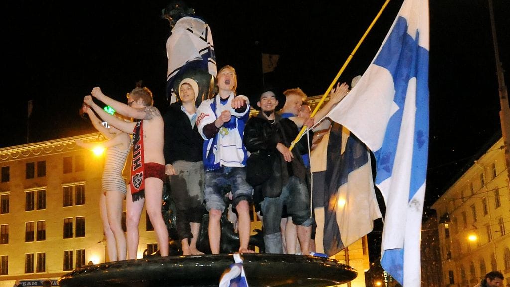 Juhlintaa öisellä Kauppatorilla Helsingissä.