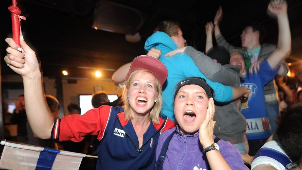 Suomalaiset juhlivat jääkiekon MM-kultaa Sports Academy barissa Helsingin keskustassa 15.5.2011.