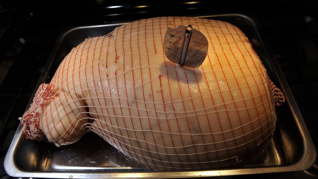 Kinkkurasvaa ei saa kaataa viemäriin. Nestemäinen rasva laitetaan rasiaan ja sekajätteeseen. Kiinteänä rasva voidaan laittaa biojätteeseen.