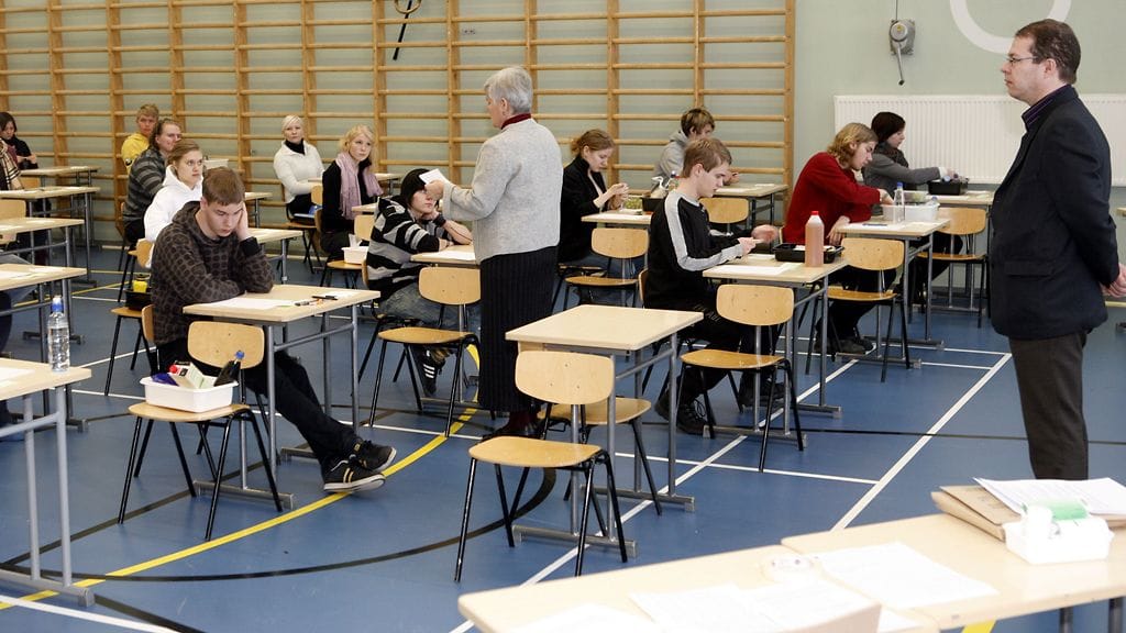 Ylioppilaskirjoitukset Töölön yhteiskoulun lukiossa Helsingissä 9. helmikuuta 2007. Kevään ylioppilaskirjoitukset alkoivat uudistetun äidinkielen kokeen tekstitaidon kokeella.