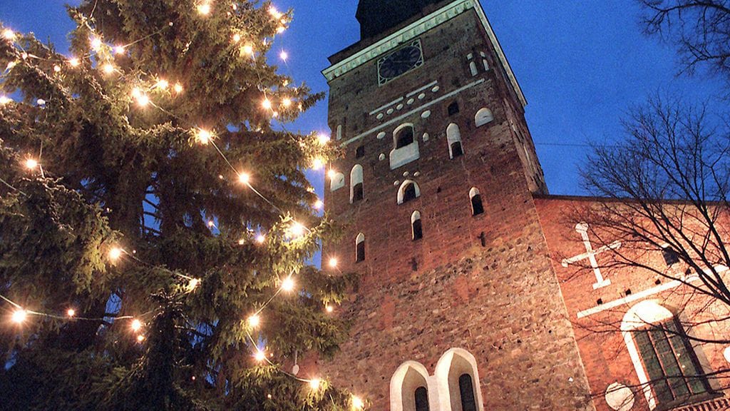 Turku osallistuu kampanjaan sammuttamalla Turun Tuomiokirkon joulukuusen valot minuutiksi.