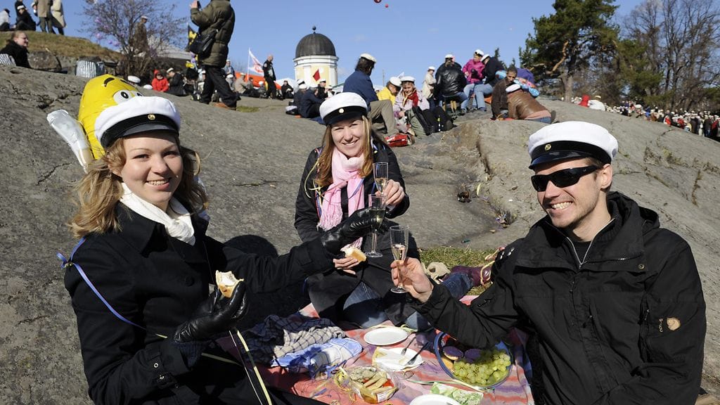 Satu Honkakari,Saara Kurttila ja Matti Honkakari viettämässä vappupäivän aamua Helsingin Kaivopuistossa 2011.