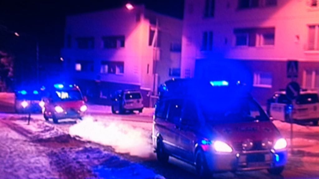 Miehen epäillään surmanneen vaimonsa ja kaksi lasta Helsingissä. Ensitietojen perusteella miehen epäillään sytyttäneen tämän jälkeen asunnon tuleen. Kuva: Esa Kurkikangas