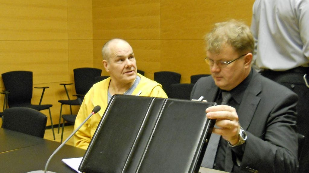 Hammar on syytteessä tapon yrityksestä. Vieressä asianajaja Raine Sorsa. (kuva: MTV3)