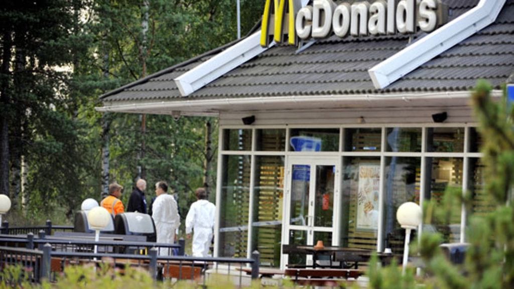 Poliisi suoritti teknistä tutkintaa ampumavälikohtauksen paikalla Porvoon McDonald'sin pihalla varhain tiistaiaamuna 6. heinäkuuta 2010.