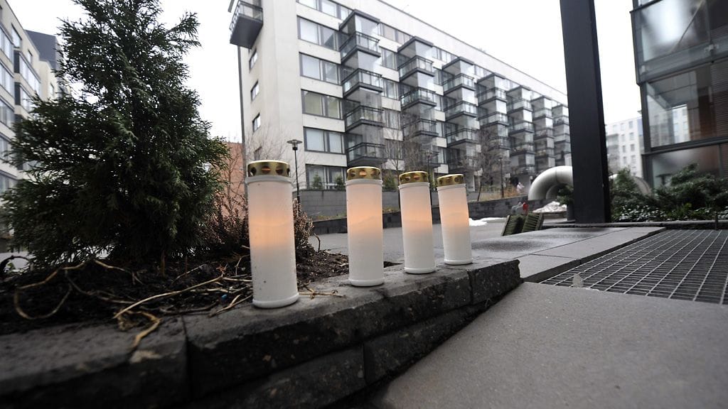 Surukynttilöitä kerrostalon rapun edessä, missä surmattu perhe asui, Bulevardilla Helsingissä lauantaiaamuna 14. huhtikuuta 2012.