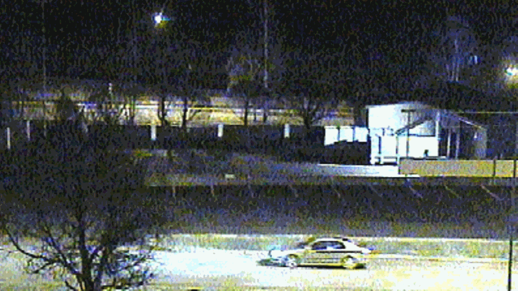 rikoksesta epäillyt kahdella anastetulla ajoneuvolla liikkeellä kauppakeskuksen takapihan tuntumassa.