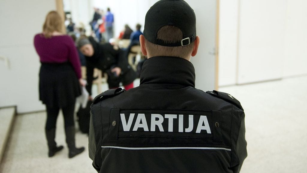 Vartija vartioi luentosalin edustalla Jyväskylän kaupunginkirjastossa 31. tammikuuta 2013. Yhtä ihmistä puukotettiin Äärioikeisto Suomessa -kirjaan liittyvässä esittely- ja keskustelutilaisuudessa. Puukotetun vammojen vakavuudesta ei ole tietoa. Tekoa tutkitaan törkeänä pahoinpitelynä.