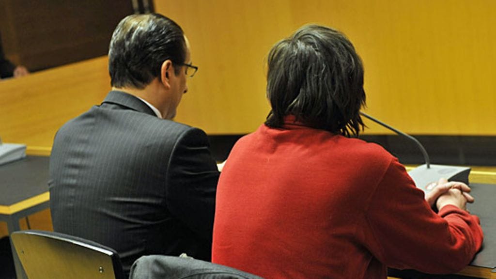 Entisen pääministerin Matti Vanhasen ja valtiovarainministeri Jyrki Kataisen uhkailutapauksen käsittely alkoi Helsingin käräjäoikeudessa 15. joulukuuta 2010. Vastaaja asianajaja Heikki Lampelan kanssa.