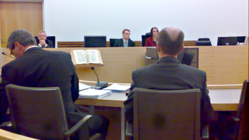 Aikanaan oikeussaleissa oli tuomarin pöydän edessä Raamattu, jonka luona vala vannottiin. Nykyisin Raamattuja ei enää saleissa juurikaan näe. Kuva on Etelä-Pohjanmaan käräjäoikeudesta vuodelta 2010.