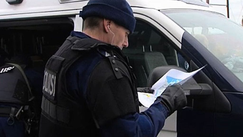 Poliisi etsi Sonkajärven ampujaa Raahen Rautaruukin alueelta 14.10.2010. (Kuva: MTV Uutiset)