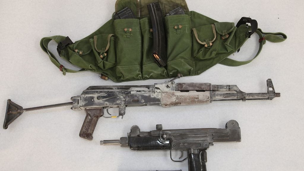 Poliisitarkastaja Marko Savolaisen mukaan laittomia sarjatuliaseita otetaan siviilihenkilöiltä haltuun harvoin, vaikka aseisiin liittyvät tehtävät ovat poliisille arkipäivää.