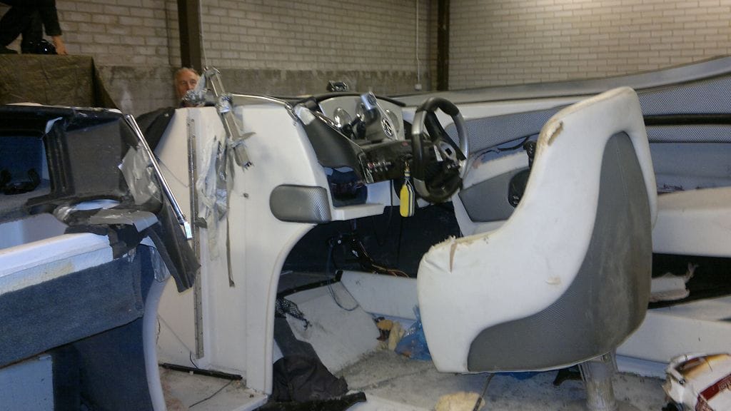 Turmaveneen ratti oli murtunut, eikä oikeuslääkärin mukaan sen aiheuttamat vammat sovi Järvilehdon vammoihin. Tuolin vääntyminen kertoo siitä, että joku on törmännyt takaapäin tuoliin.