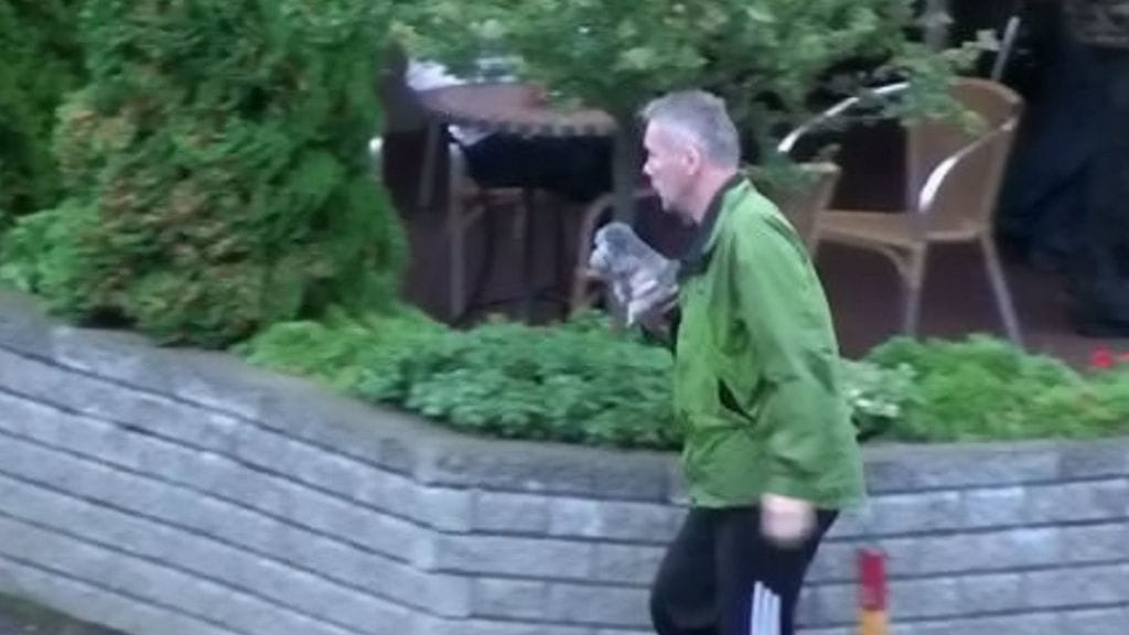 Poliisin vanhaa tarkkailukuvaa Raimo Tienhaarasta koiran kanssa Helsingin Pihlajamäessä. Hän sai taannoin pitkän tuomion niin sanotusta Pihlajamäen huumejutusta.