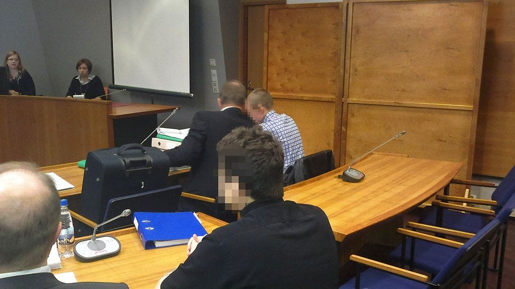 Kuva tarjottimesta, jolle aseteltu erilaisia päihteitä. Kuva löytyi toisen epäillyn kamerasta. Poliisin mukaan kuva otettu 20.6., eli samana päivänä kun Jenna Lepomäki saapui miesten vieraaksi.