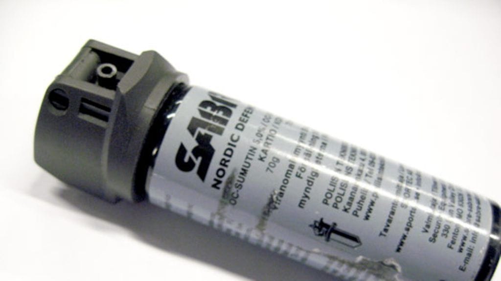 Asiaa tutkitaan pahoinpitelynä ja luvatta hallussa olleen pippurisumutteen osalta lievänä ampuma-aserikoksena. Kuvituskuva poliisin pippurisumutteesta.