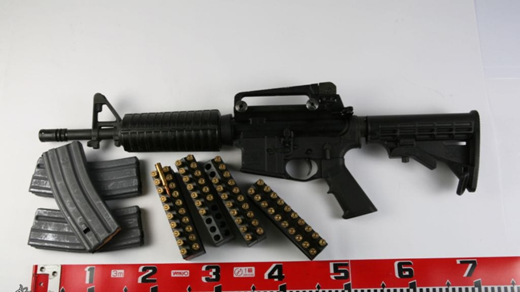 Jengiläisten yhteenotosta takavarikoituja aseita. Kuva: Poliisi.