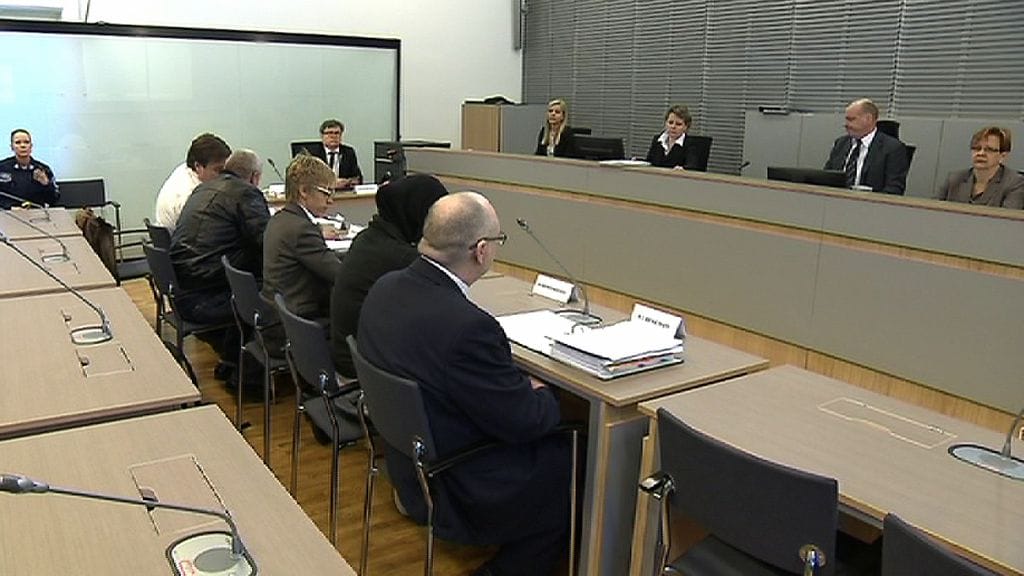 Huppupäinen syytetty ja nahkatakkinen isä istuivat lähes vierekkäin oikeussalissa. Välissä oli yhdeksäntuntisen istunnon aikana tulkki. Sanaharkka syntyi istunnon päätteeksi kapealla käytävällä.