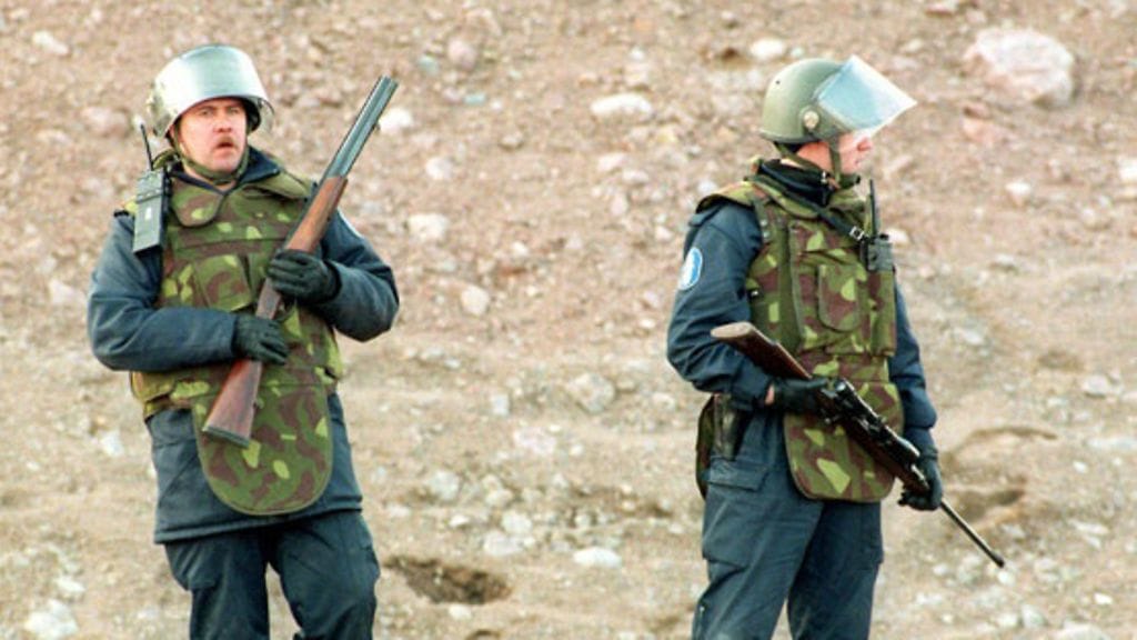 Poliisin erikoisjoukkoja etsimässä surmista epäiltyä varusmiestä Mika Murasta Kotkan Karhulassa vuonna 1994.