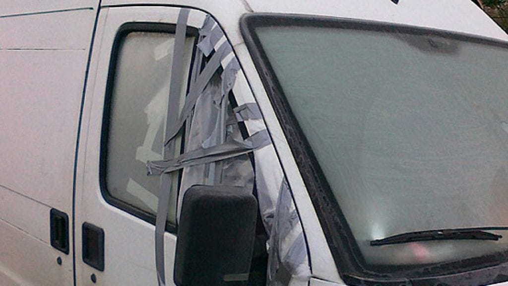 Poliisit ovat tutkineet taiteilija Miina Äkkijyrkän tilan Itä-Helsingissä. Viranomaiset selvittävät, onko Äkkijyrkkä syyllistynyt eläinsuojelurikkomukseen. (2.12.2009)