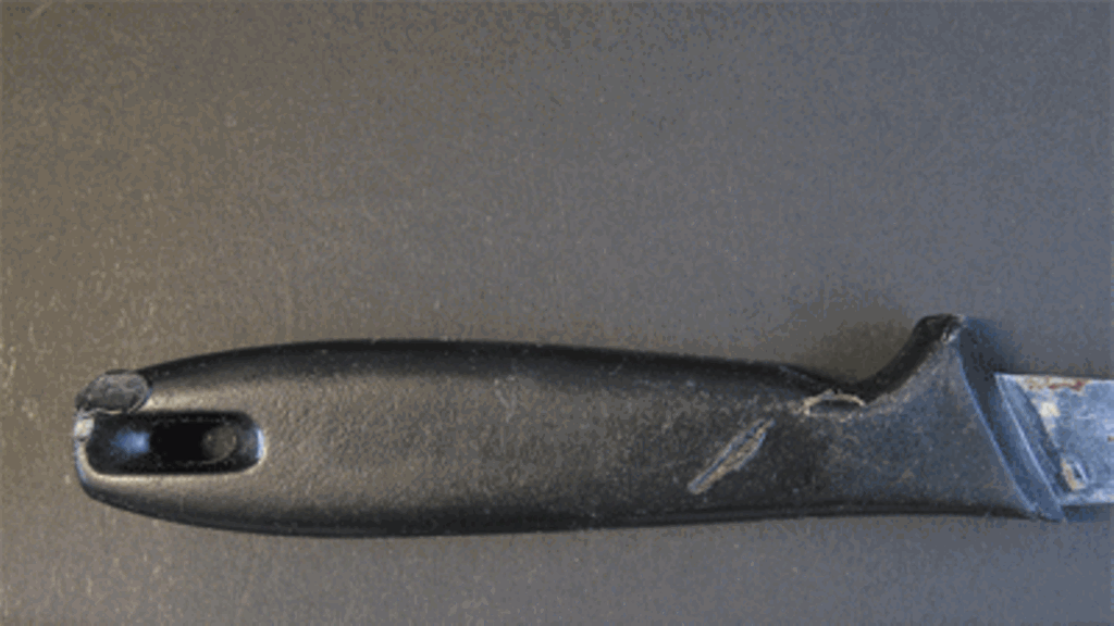 Toinen murha-aseista, Fiskarsin veitsi. (POLIISI)