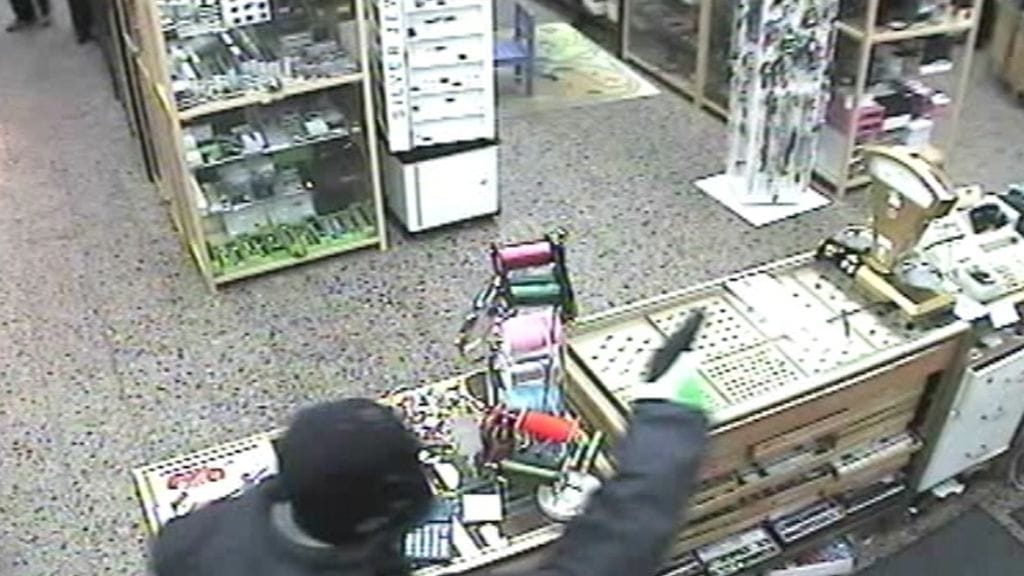 Valvontakameran kuvaa koruliikkeen ryöstöstä.