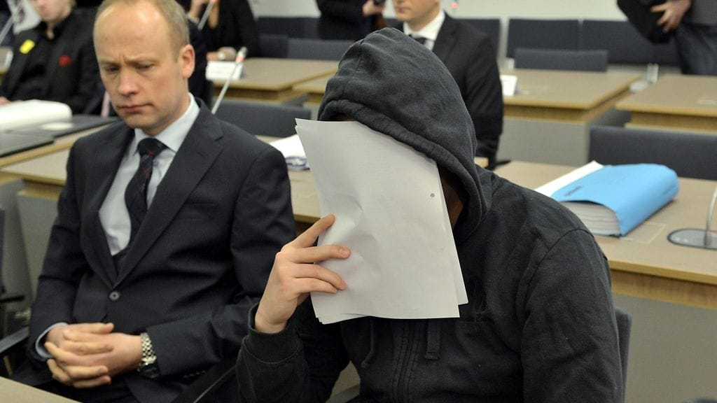 Asianajaja Olli Etelämäki ja syytetty Hyvinkään toukokuisten ampumisten pääkäsittelyssä Hyvinkään käräjäoikeudessa.