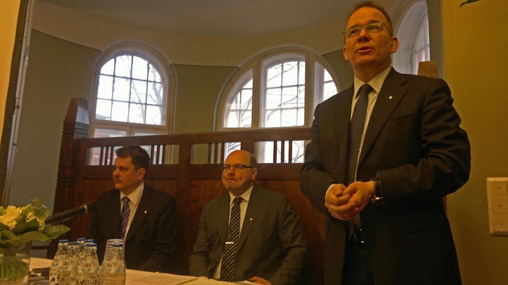 Suojelupoliisin tiedotustilaisuus 3.5.2011 Helsingissä. Vasemmalla apulaispäällikkö Petri Knape, keskellä osastopäällikkö Matti Saarelainen ja oikealla päällikkö Antti Pelttari. (Kuva: MTV3)