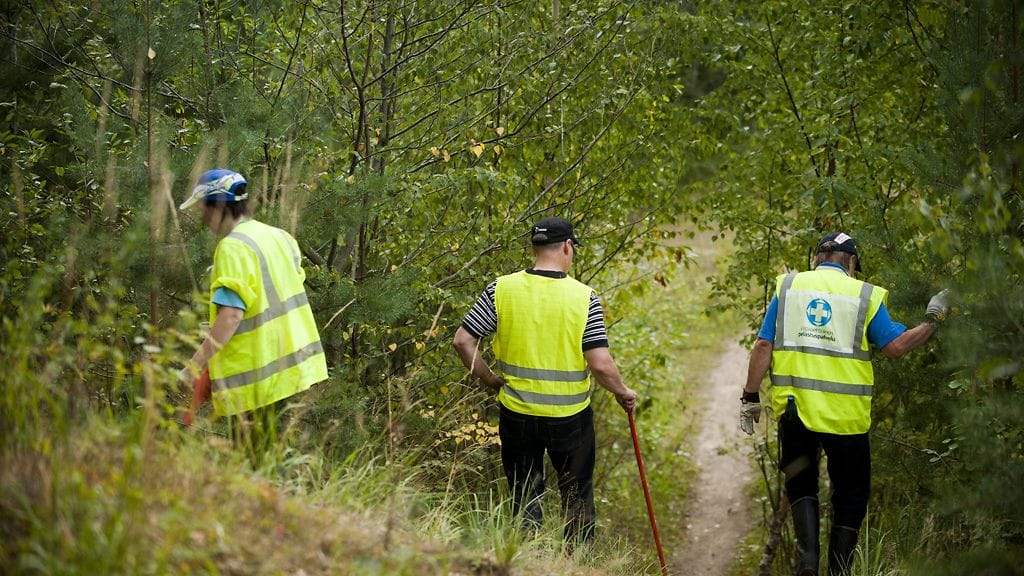 Kuusi koiraa ja 80 ihmistä etsivät Karoliina Kestiä Tesomajärven ympäristössä ja Myllypuron alueella 23.8.2011. Lehtikuva.