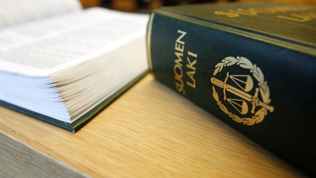 Syytteen mukaan naiselta evättiin toistuvasti virkavapaus, vaikka hänellä oli lääkärintodistus sairaudesta.