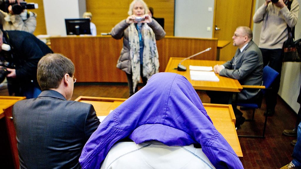 Oriveden kouluampumisista epäilty mies suojautuneena takin alle Pirkanmaan käräjäoikeudessa Tampereella maanantaina 2. huhtikuuta 2012.