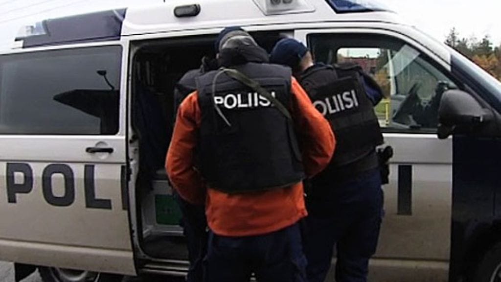 Poliisi etsi Sonkajärven ampujaa Raahen Rautaruukin alueelta 14.10.2010. (Kuva: MTV Uutiset)