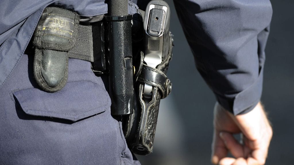Kuvituskuvassa poliisin ase.