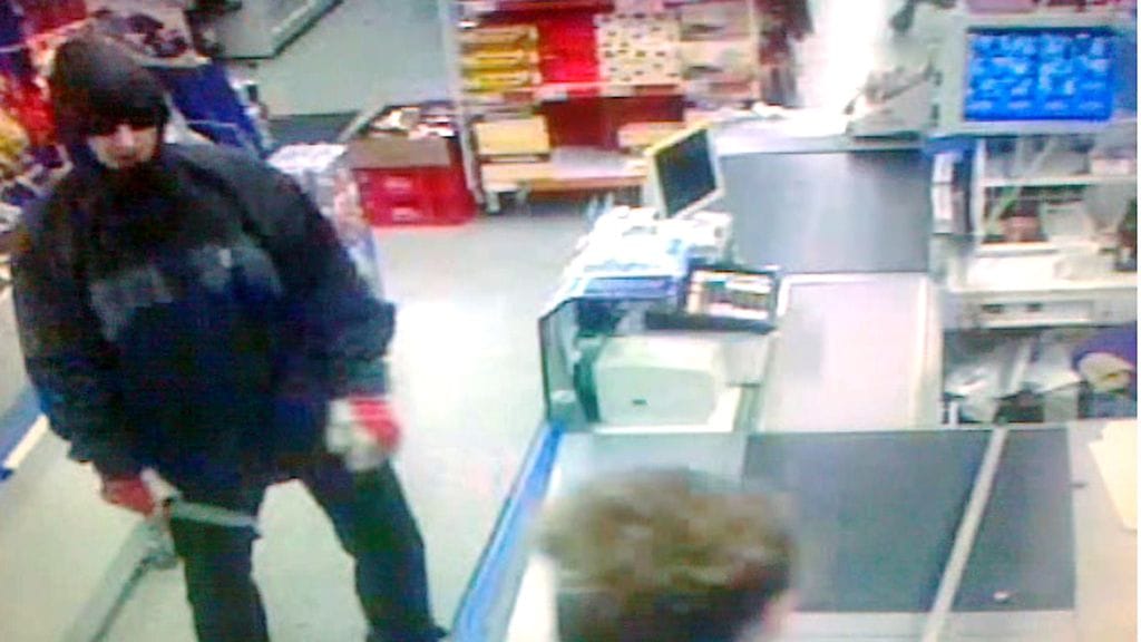 Helsingissä Pukinmäessä sijaitseva Siwa ryöstettiin puukolla uhaten 11.11.2011. Kuva: Poliisi