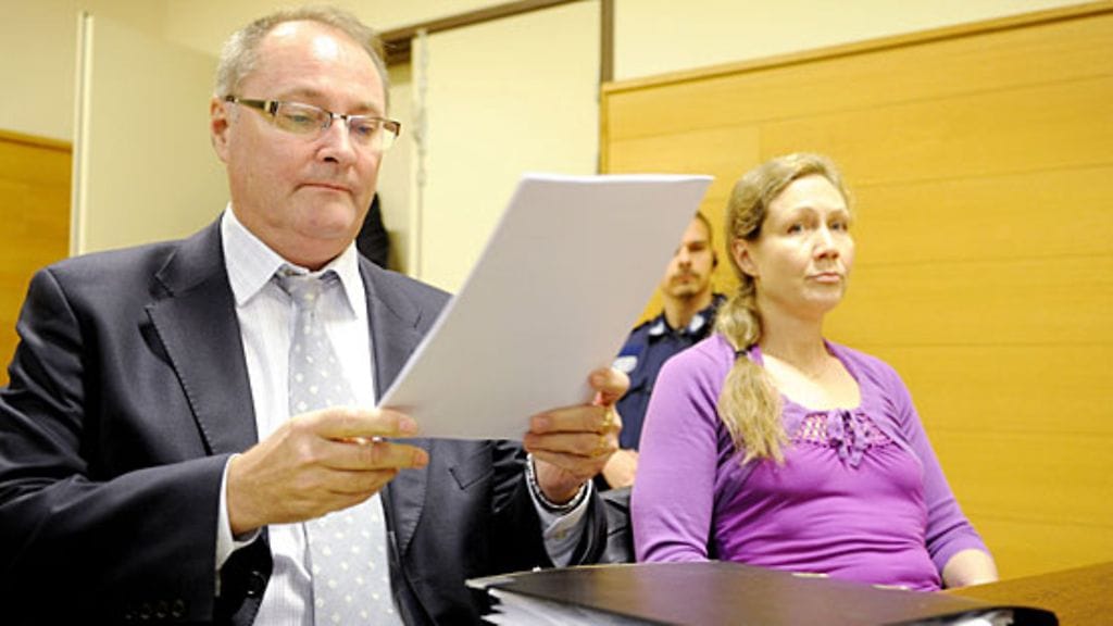 Asianajaja Juha Manner ja Anneli Auer (oik.) Satakunnan käräjäoikeudessa Porissa 3. marraskuuta 2010. Kuva: Lehtikuva