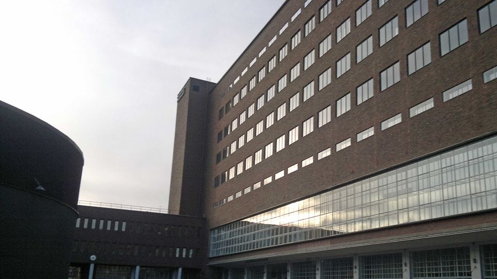 Juttua puidaan tiukkojen turvatoimien sävyttämänä oikeustalon turvasalissa. (kuva: MTV3)