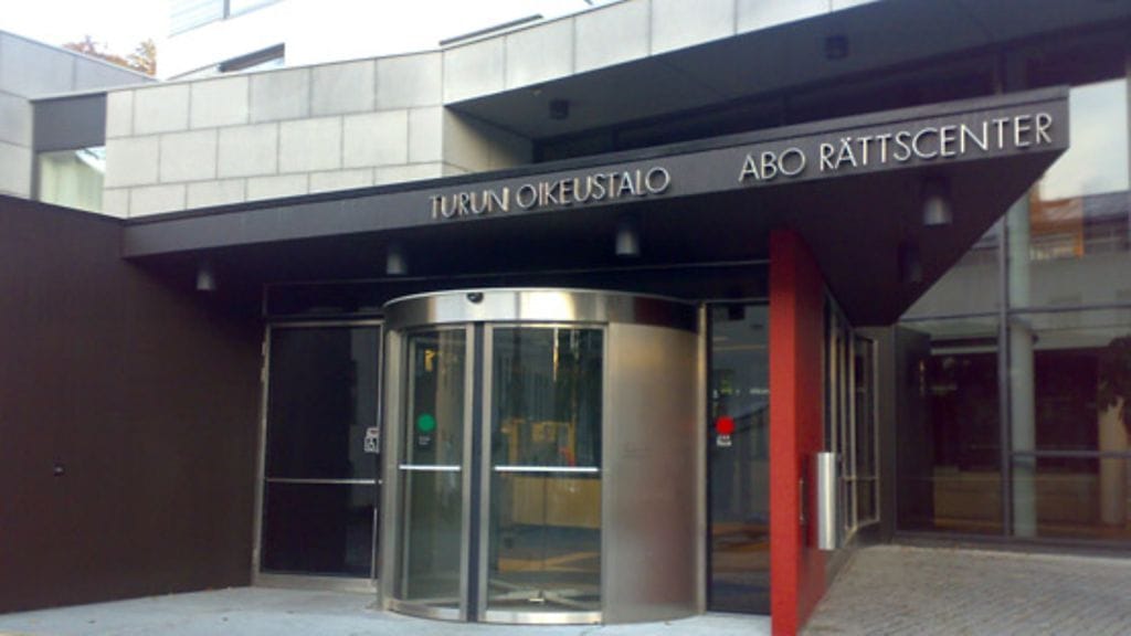 Syyttäjä vaatii 20-vuotiaalle virolaisnaiselle tuomiota taposta.