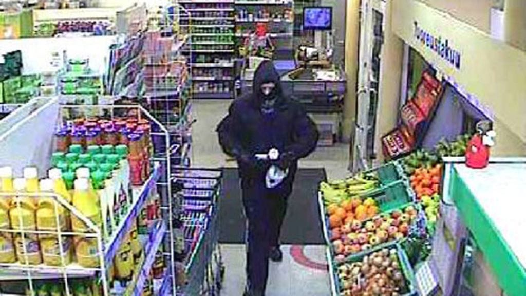 Kuopiossa mieshenkilö ryösti Itkonniemen Siwa-kauppan viime viikon keskiviikkoiltana 9.2.2011. Kuva: Poliisi