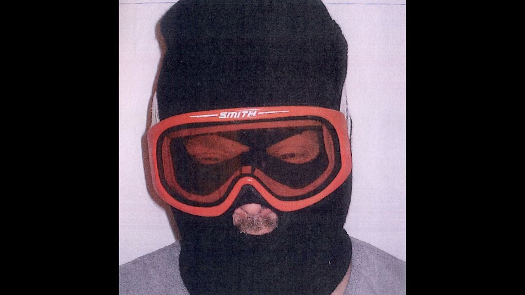 Juha Turunen kuvattuna Vantaan vankilassa. Hänellä on sama naamio kuin silloin, kun hän asioi uhrinsa vankikopissa.