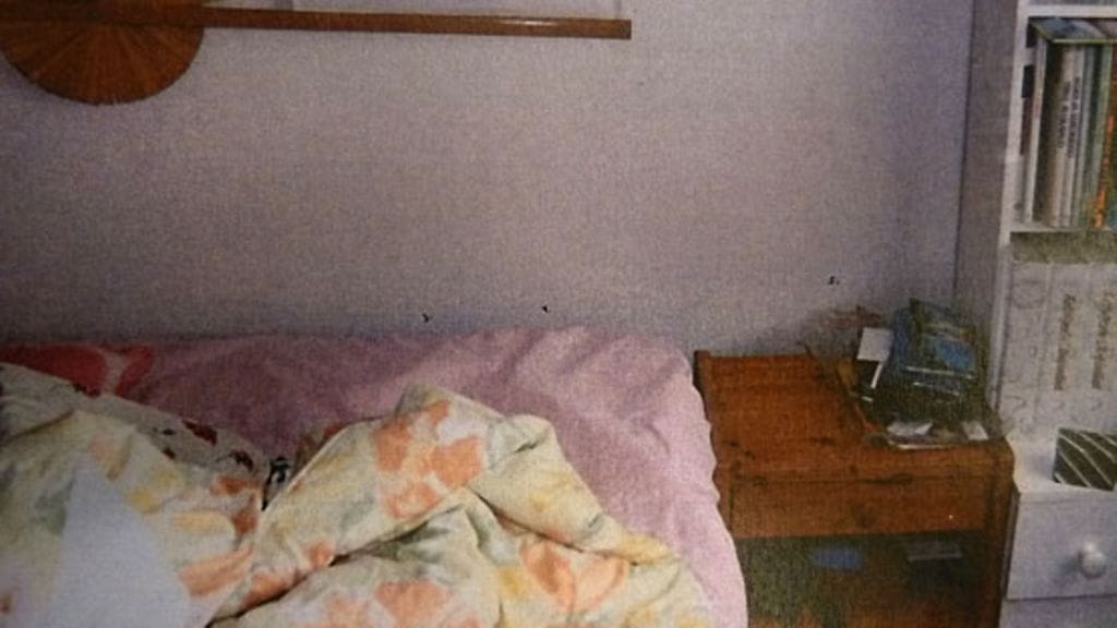 Uhrin kimppuun hyökättiin hänen nukkuessaan sängyssä helmikuussa 2010. Kaksi miestä pieksi hänet hengiltä asunnossa Kontulassa. Nyt hovioikeus päätti vapauttaa toisen murhasta tuomitun.