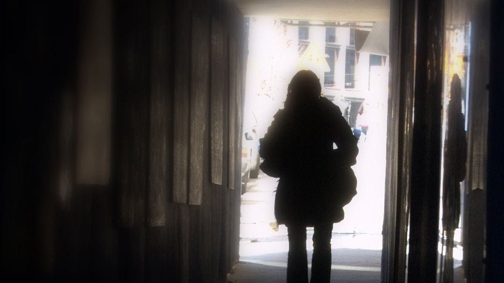 Kuvituskuva. Kalevan haastattelema nainen kertoo Olivia-nimellä siitä, mitä hänen mukaansa lapsuudessa tapahtui.