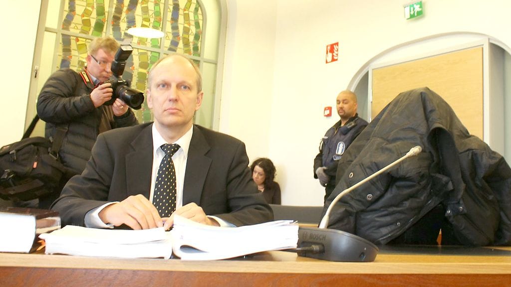 Sieppauksesta epäilty mies peitti kasvonsa Kotkan käräjäoikeudessa.