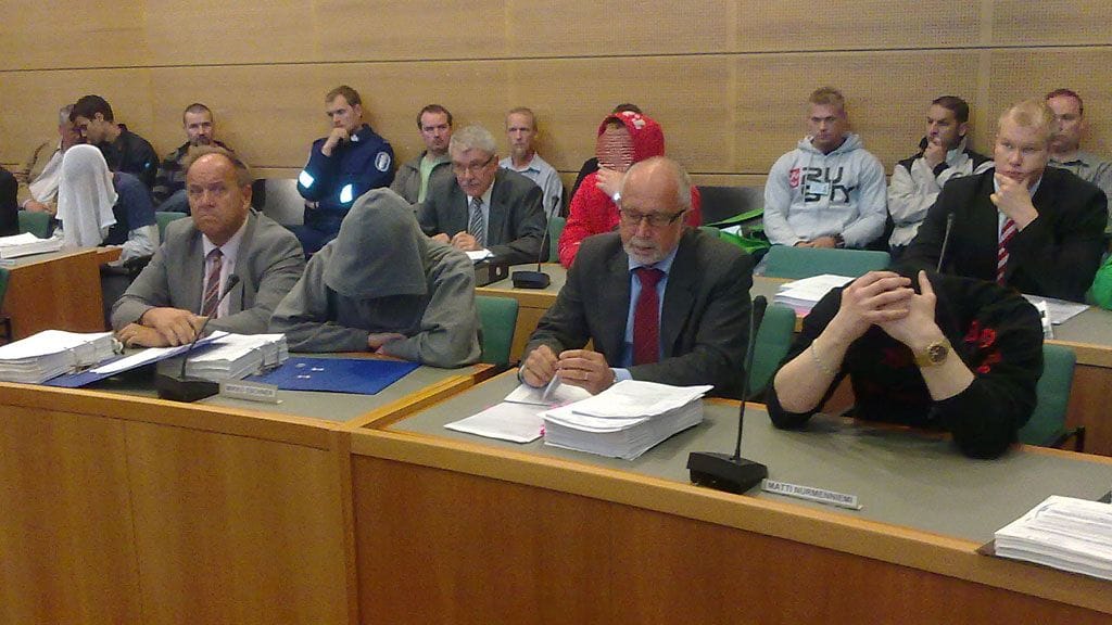 Syytetyt peittelivät kasvojaan oikeudessa. KUVA:MTV3