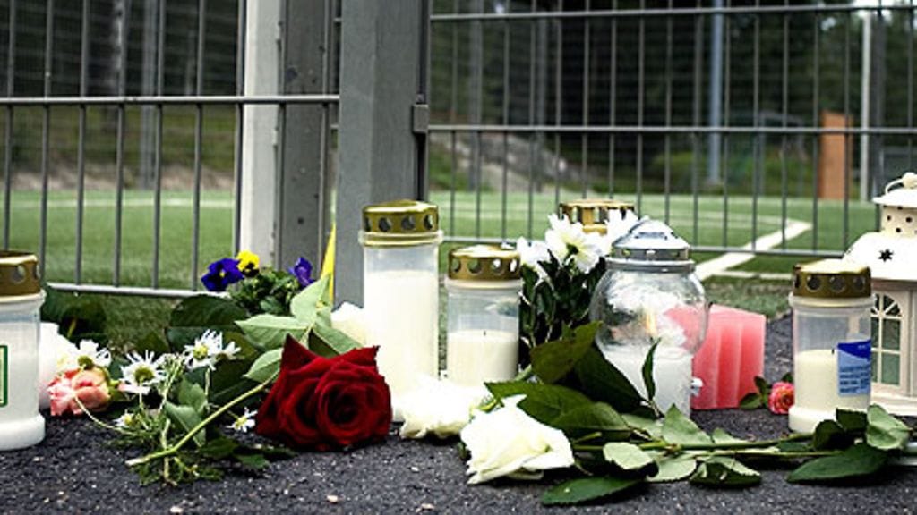 Kynttilöitä ja kukkia koripallokentän laidalla 20. heinäkuuta 2008 Keravan Saviolla, jossa 14-vuotias tyttö surmattiin 19. heinäkuuta 2008 puukottamalla. (LEHTIKUVA)