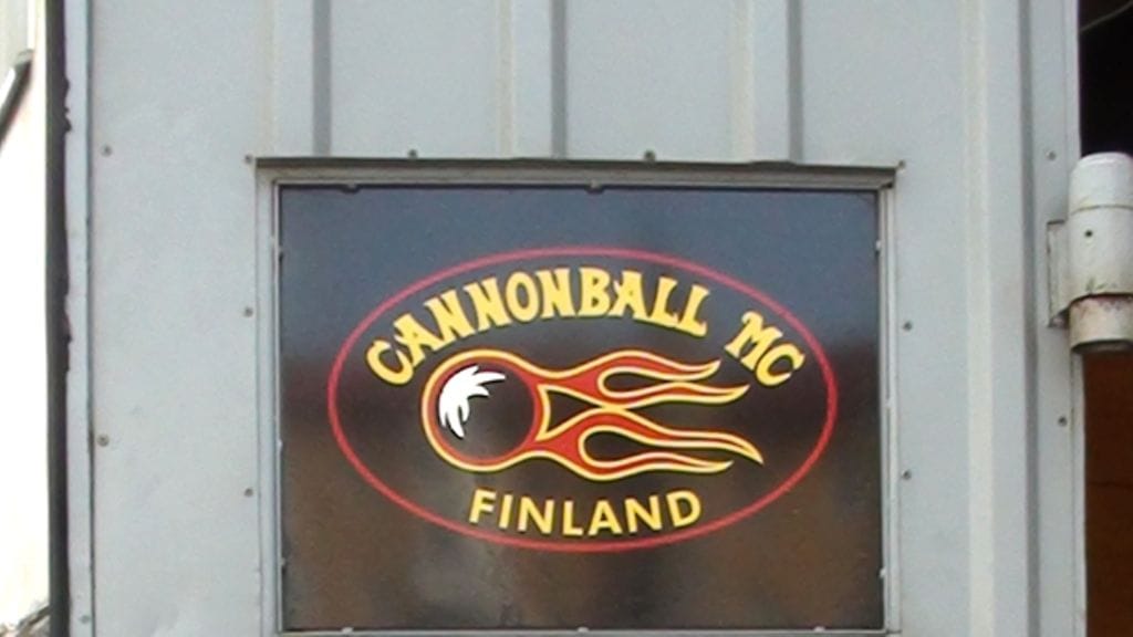 Cannonballin ovi toukokuisen ammuskelun jälkeen, mutta ennen poliisin kokeita.