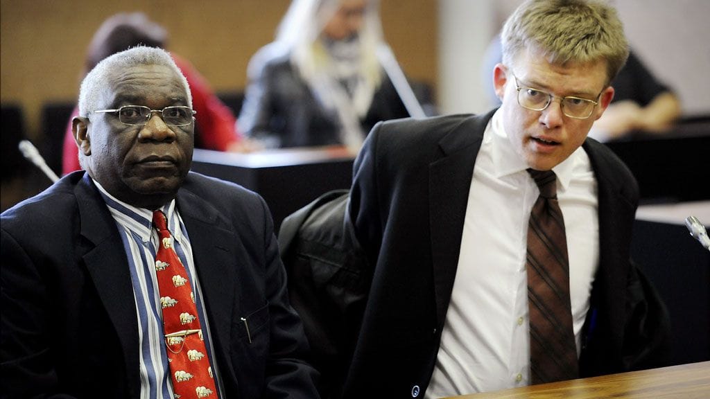 Joukkotuhonnasta syytetty Francois Bazaramba avustajansa Ville Hoikkalan kanssa Helsingin hovioikeudessa 12. huhtikuuta 2011.