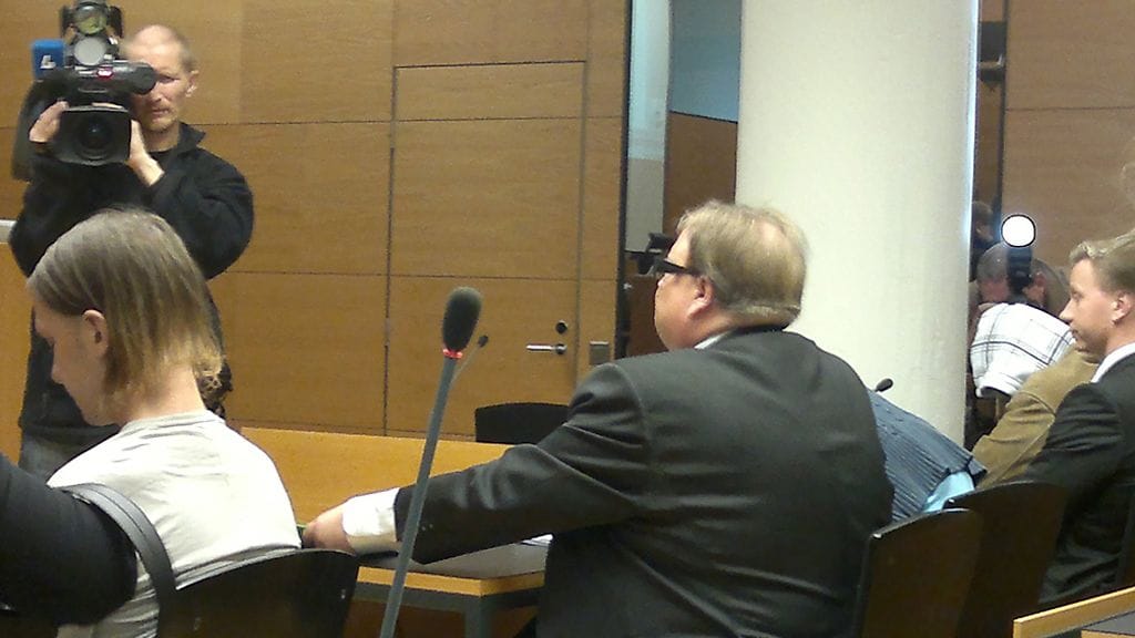 Helsingin käräjäoikeudessa luettiin murhasyytteet nukkuvan miehen sytyttämisestä tuleen Helsingin Kampissa kesällä 2011.