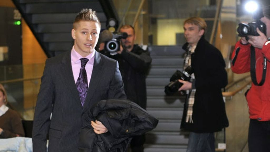 Markus Pöyhösen tämänpäiväinen oikeudenkäynti houkutteli mediaa Helsingin käräjäoikeuteen. Pöyhönen saapui Helsingin käräjäoikeuden istuntoon 16. helmikuuta 2010. (LEHTIKUVA)